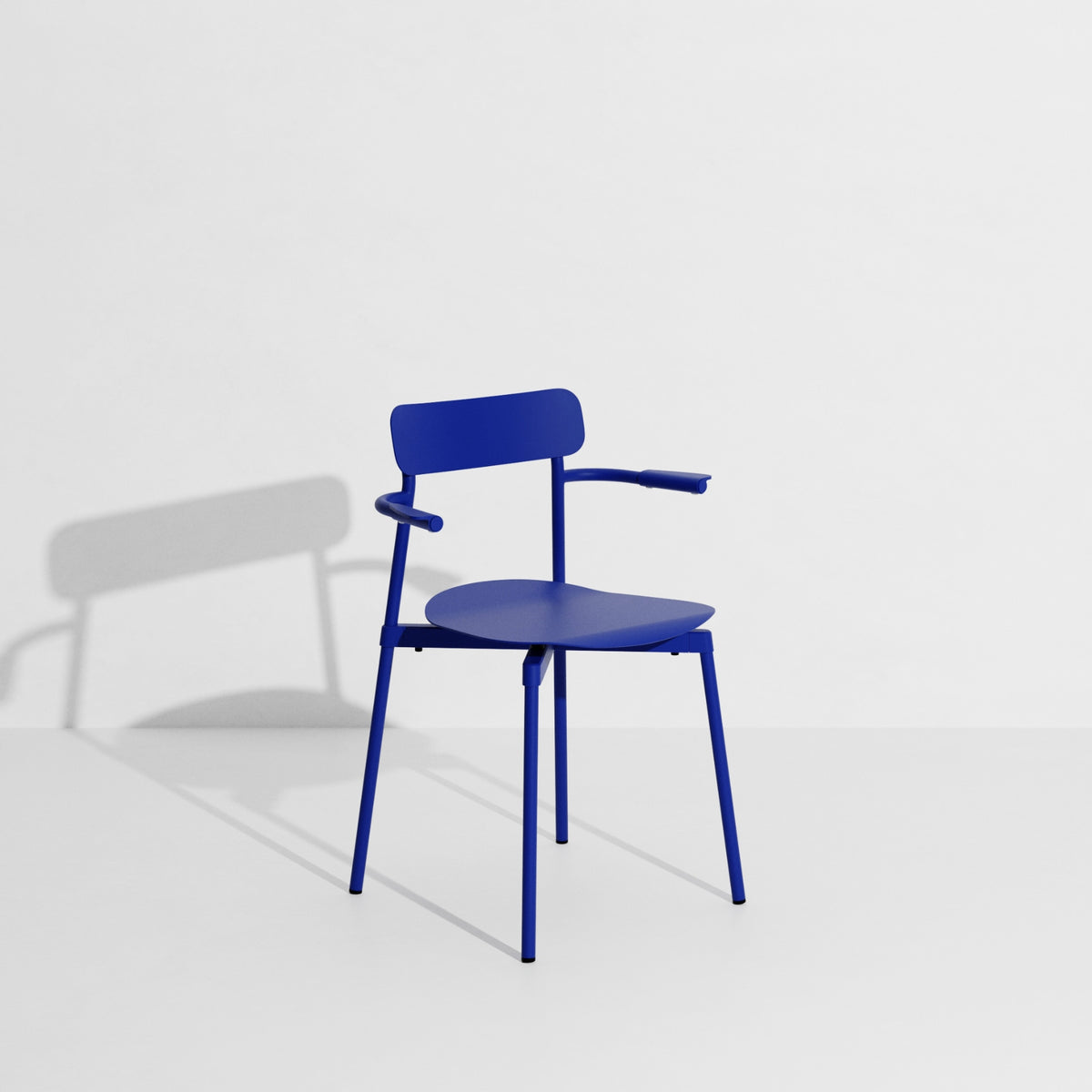 Chaise avec accoudoirs Fromme de Tom Chung - Petite Friture-Bleu-The Woods Gallery