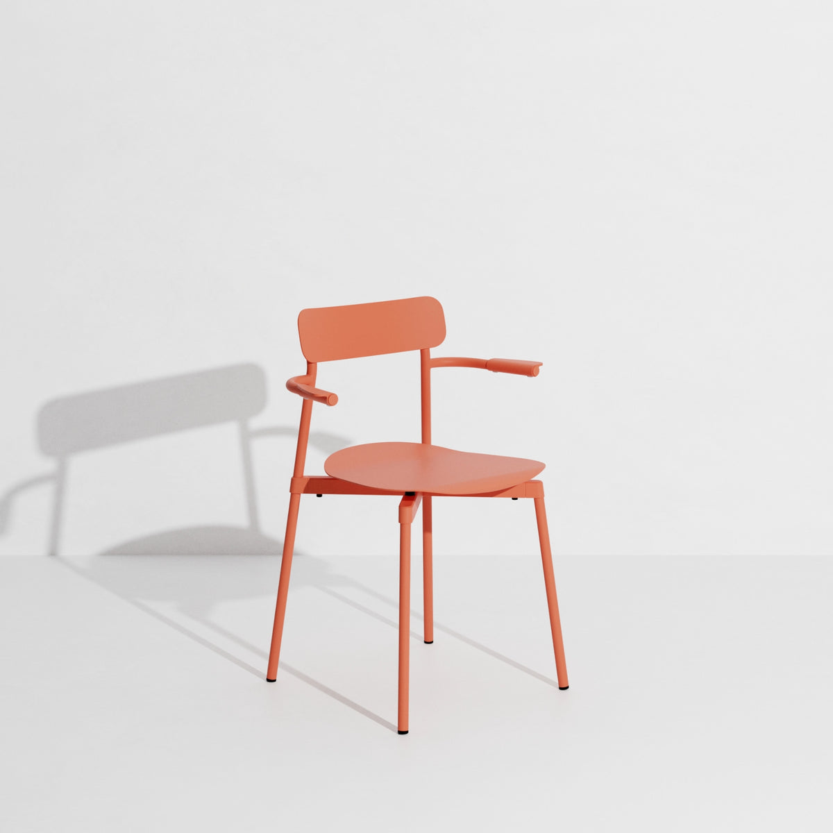 Chaise avec accoudoirs Fromme de Tom Chung - Petite Friture-Corail-The Woods Gallery