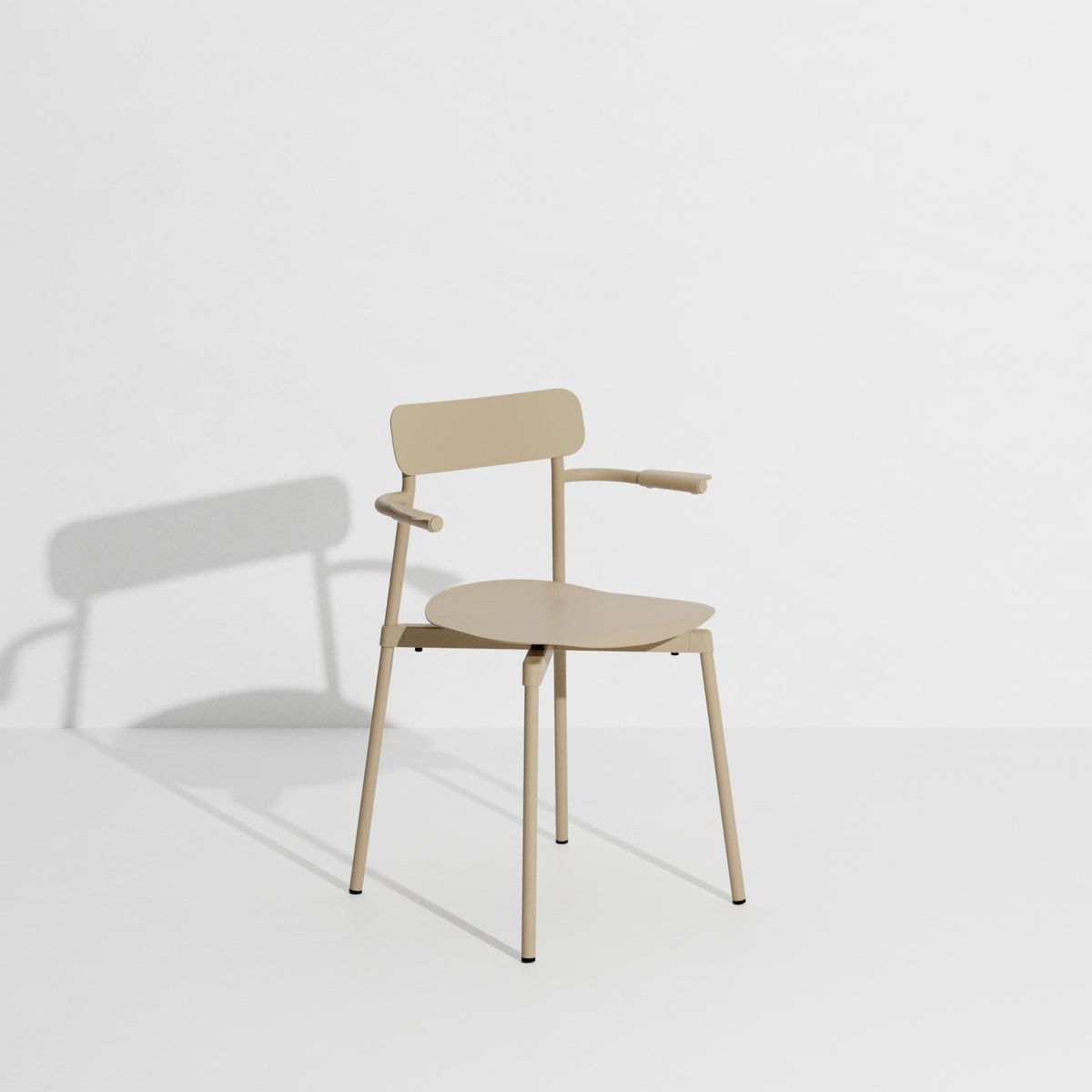 Chaise avec accoudoirs Fromme de Tom Chung - Petite Friture-Dune-The Woods Gallery