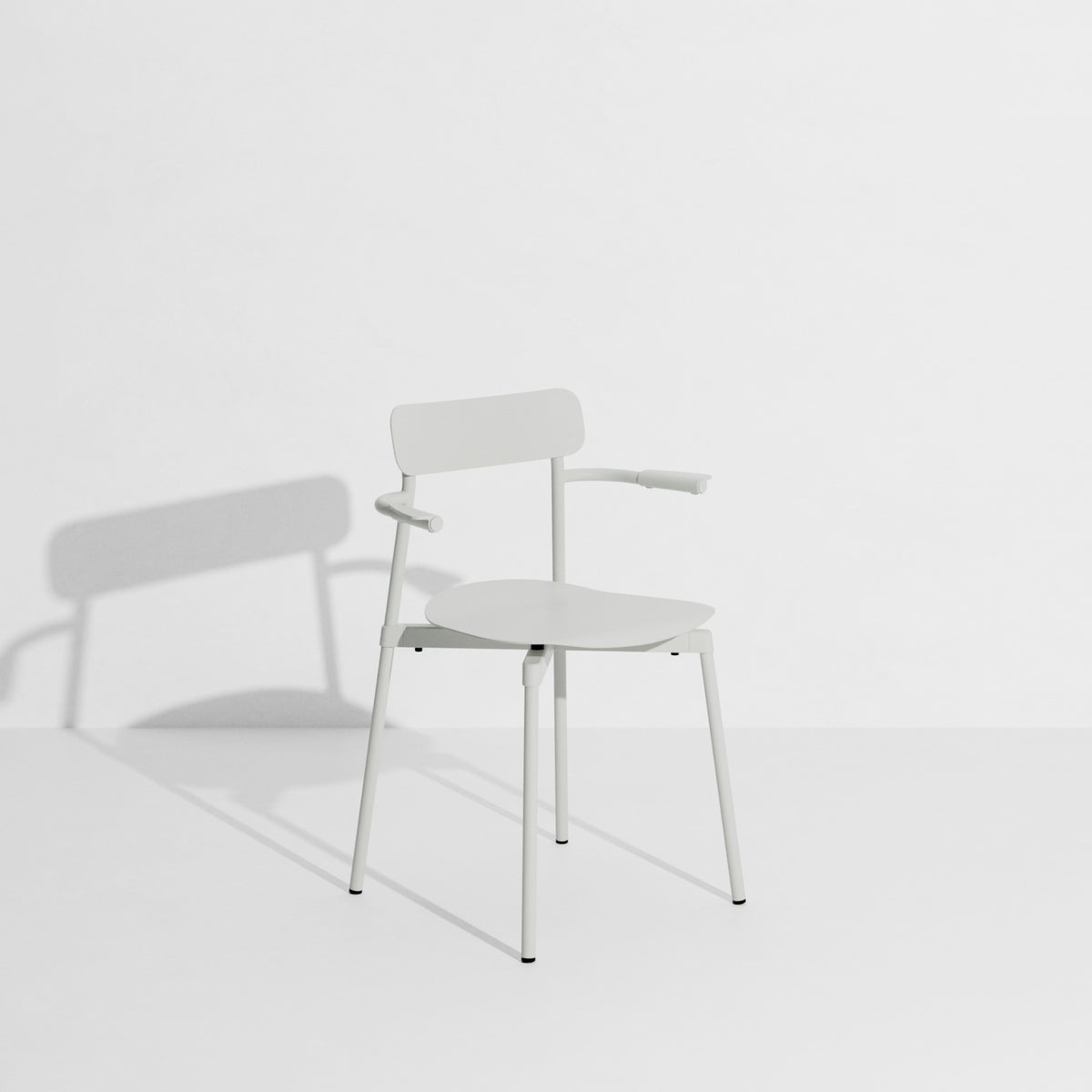 Chaise avec accoudoirs Fromme de Tom Chung - Petite Friture-Gris perle-The Woods Gallery