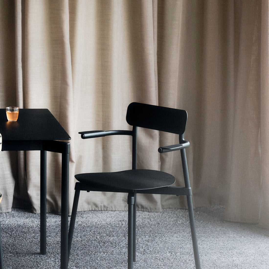 Chaise avec accoudoirs Fromme de Tom Chung - Petite Friture-Noir-The Woods Gallery