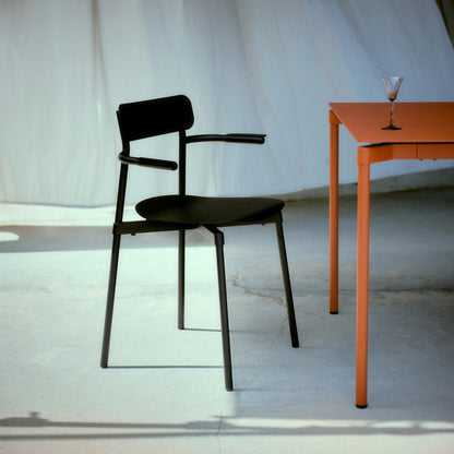 Chaise avec accoudoirs Fromme de Tom Chung - Petite Friture-Noir-The Woods Gallery