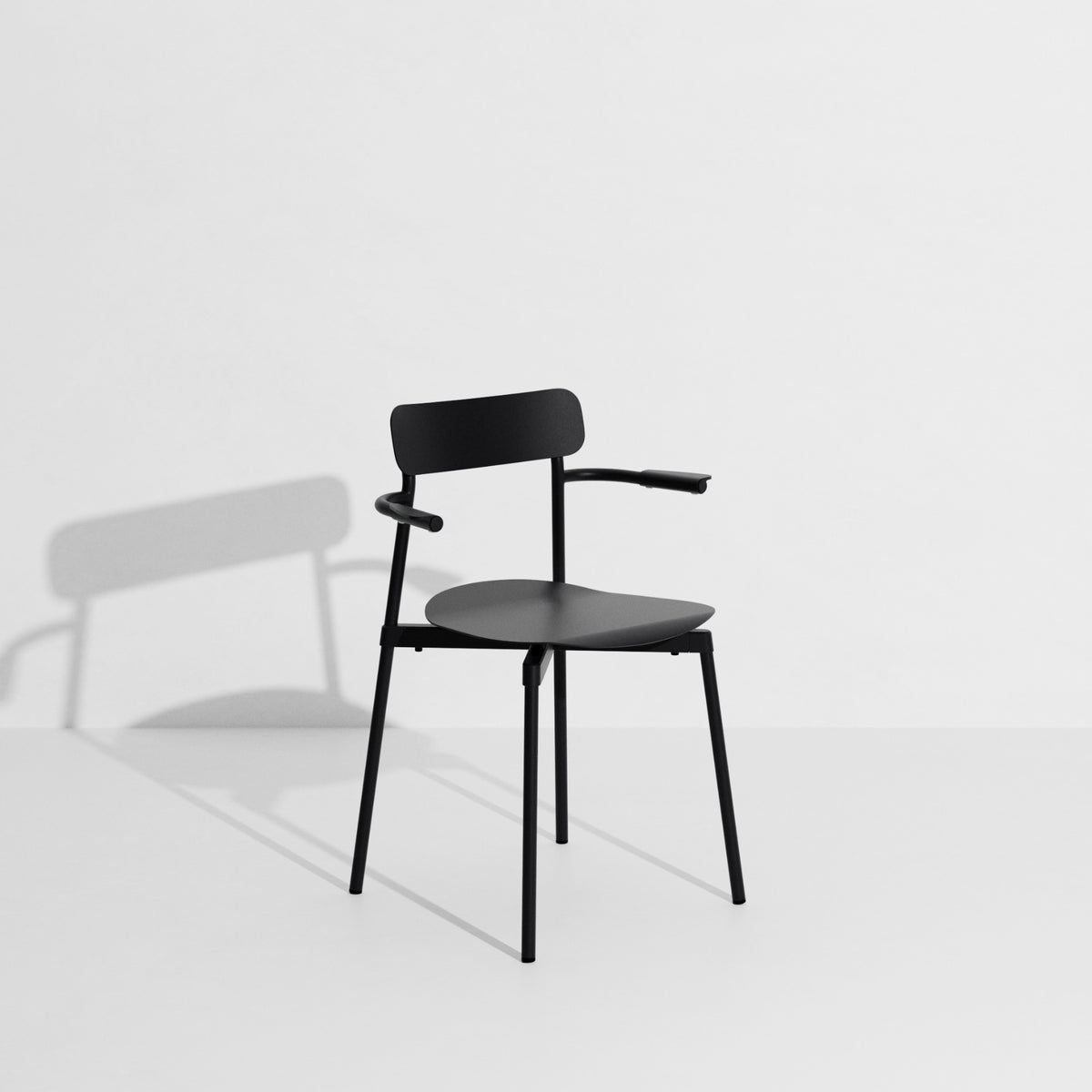 Chaise avec accoudoirs Fromme de Tom Chung - Petite Friture-Noir-The Woods Gallery