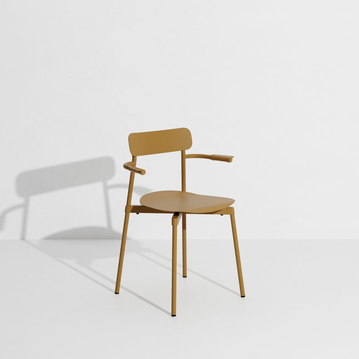 Chaise avec accoudoirs Fromme de Tom Chung - Petite Friture-Or-The Woods Gallery