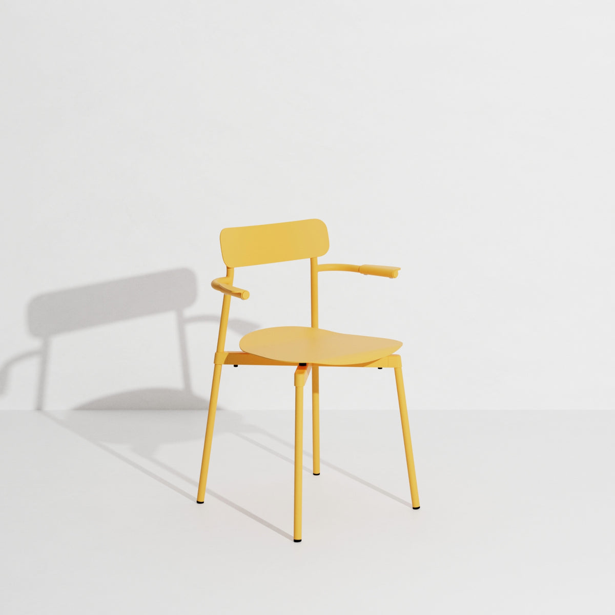 Chaise avec accoudoirs Fromme de Tom Chung - Petite Friture-Safran-The Woods Gallery