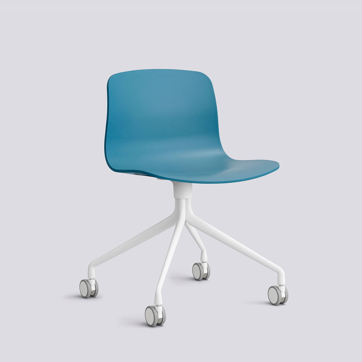 Chaise de bureau About A Chair AAC 14 de Hee Welling - Hay-Polypropylène recyclé Azure blue, aluminium thermolaqué blanc, piètement pivotant 4 branches à roulettes-The Woods Gallery