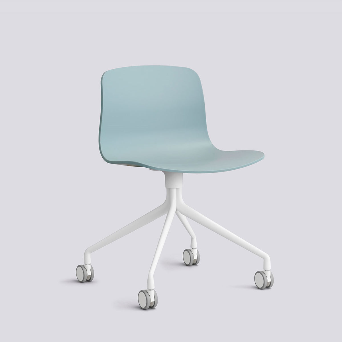Chaise de bureau About A Chair AAC 14 de Hee Welling - Hay-Polypropylène recyclé Dusty blue, aluminium thermolaqué blanc, piètement pivotant 4 branches à roulettes-The Woods Gallery