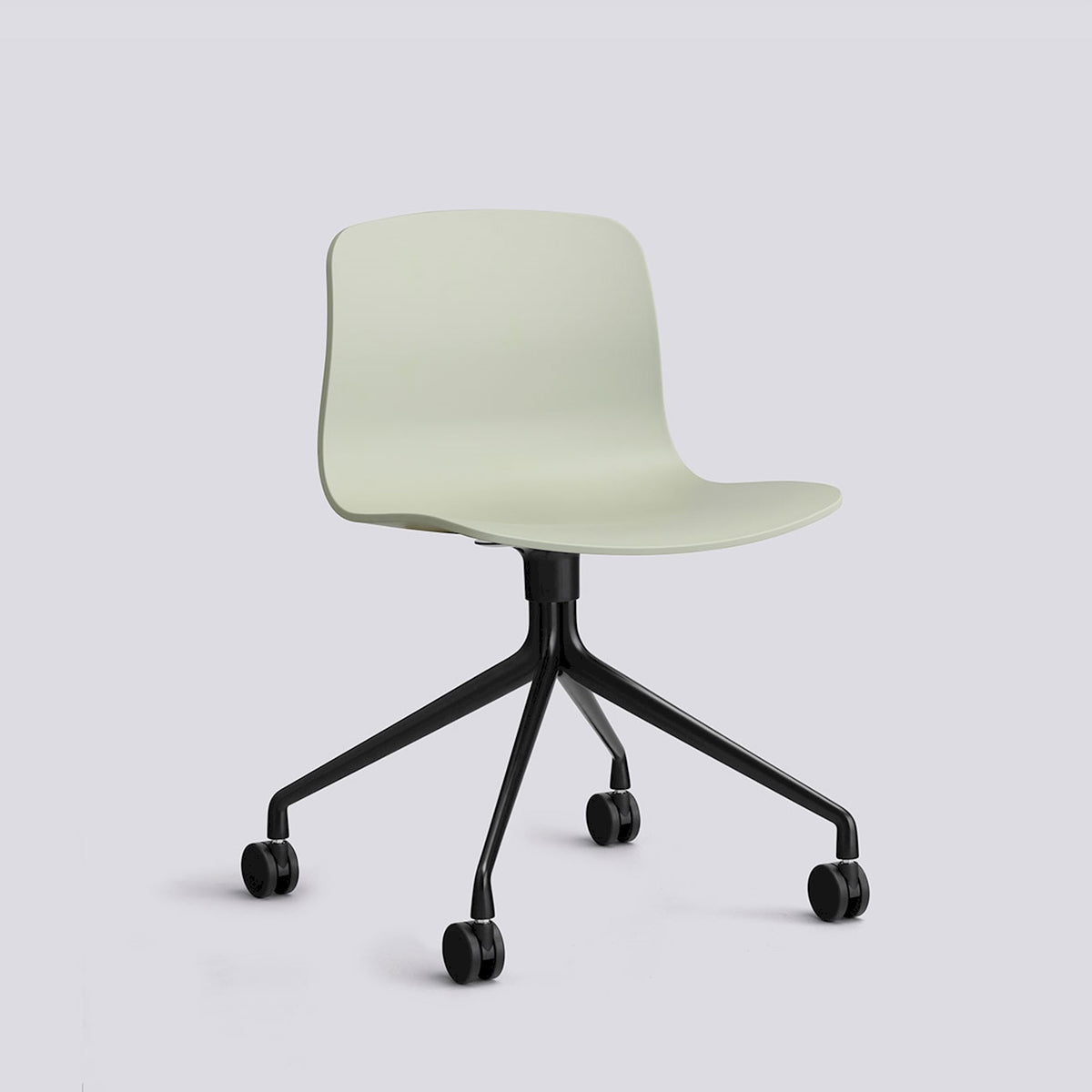 Chaise de bureau About A Chair AAC 14 de Hee Welling - Hay-Polypropylène recyclé Pastel green, aluminium thermolaqué noir, piètement pivotant 4 branches à roulettes-The Woods Gallery