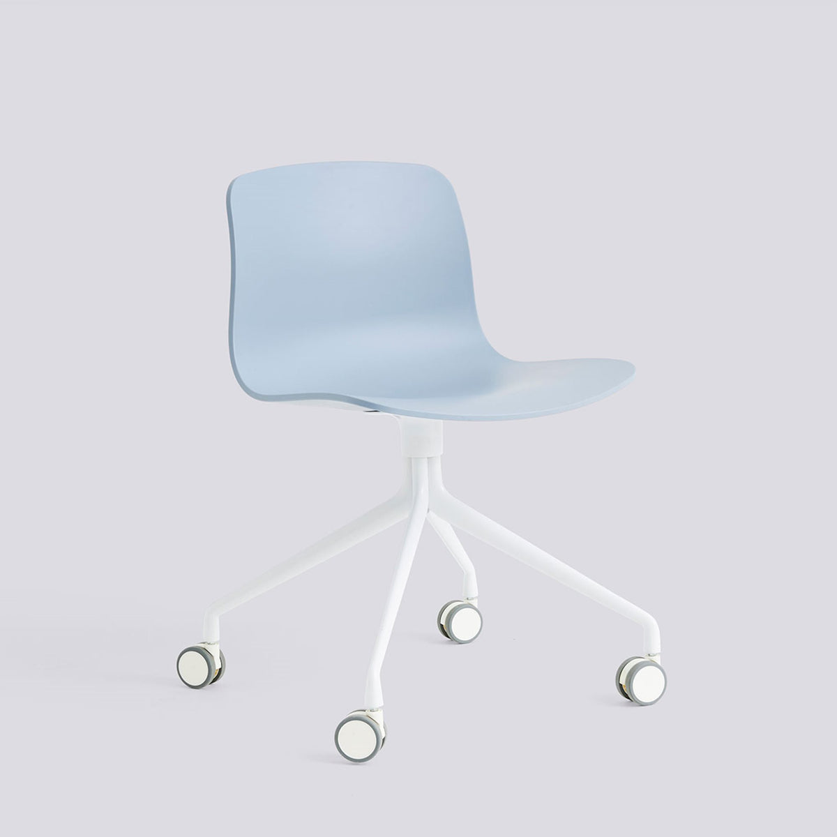 Chaise de bureau About A Chair AAC 14 de Hee Welling - Hay-Polypropylène recyclé Slate blue, aluminium thermolaqué blanc, piètement pivotant 4 branches à roulettes-The Woods Gallery