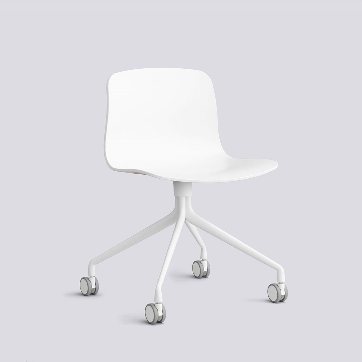 Chaise de bureau About A Chair AAC 14 de Hee Welling - Hay-Polypropylène recyclé blanc, aluminium thermolaqué blanc, piètement pivotant 4 branches à roulettes-The Woods Gallery