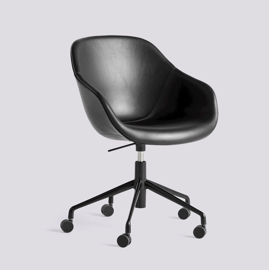 Chaise de bureau About A Chair AAC 153 de Hee Welling - Hay-Garnissage intégral Sense Black, aluminium thermolaqué noir, piètement pivotant 5 branches à roulettes et vérin-The Woods Gallery