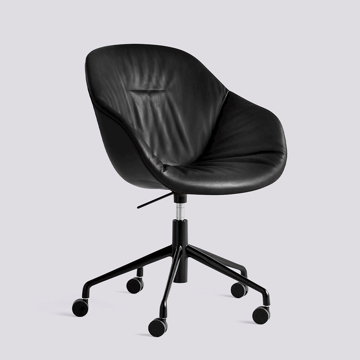 Chaise de bureau About A Chair AAC 153 de Hee Welling - Hay-Garnissage intégral matelassé Sense Black, aluminium thermolaqué noir, piètement pivotant 5 branches à roulettes et vérin-The Woods Gallery