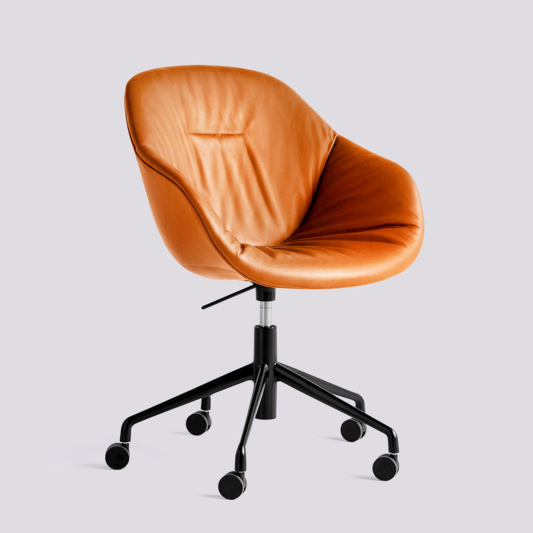 Chaise de bureau About A Chair AAC 153 de Hee Welling - Hay-Garnissage intégral matelassé Sense Cognac, aluminium thermolaqué noir, piètement pivotant 5 branches à roulettes et vérin-The Woods Gallery