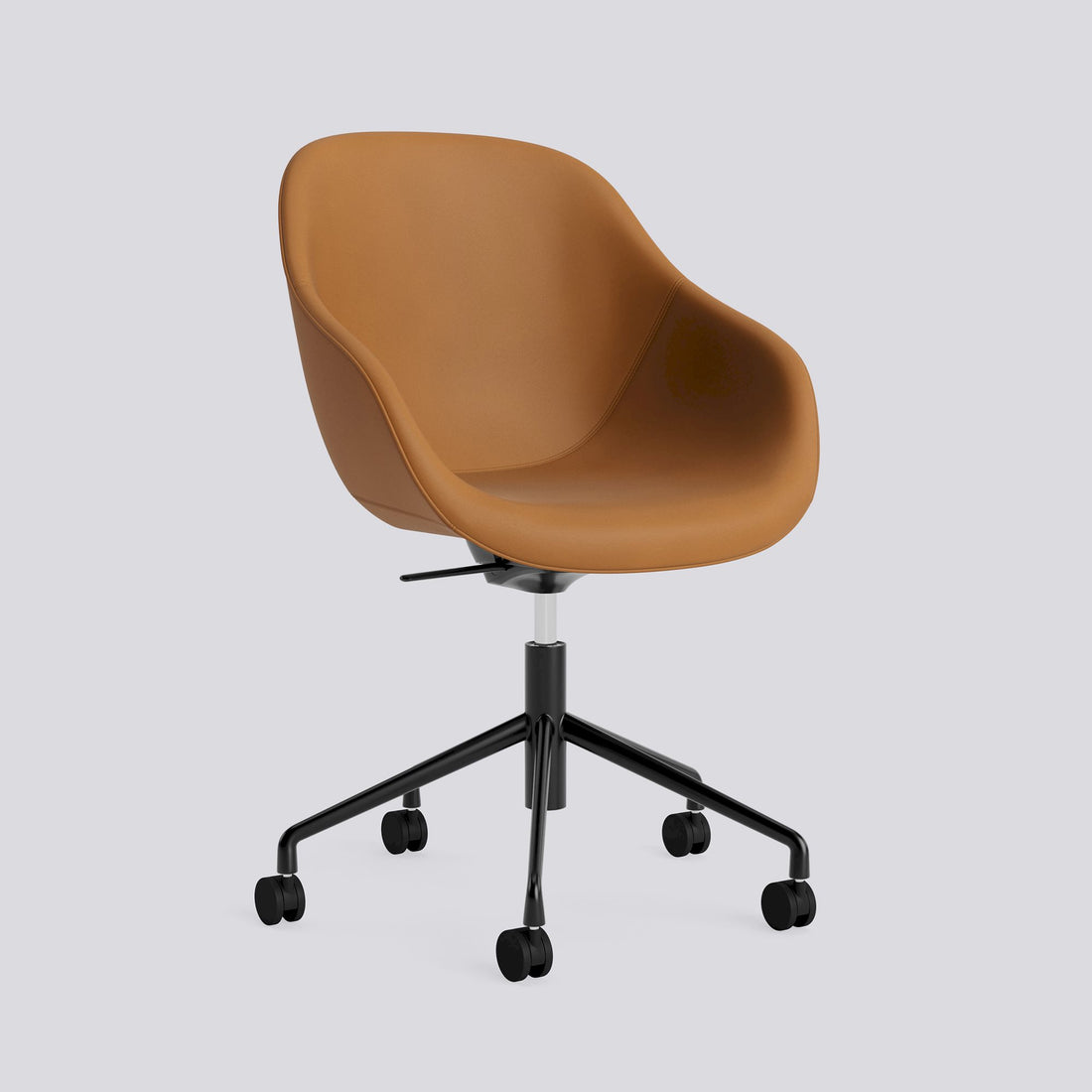 Chaise de bureau About A Chair AAC 155 de Hee Welling - Hay-Garnissage intégral Sense Cognac, aluminium thermolaqué noir, piètement pivotant 5 branches à roulettes, vérin et bascule-The Woods Gallery