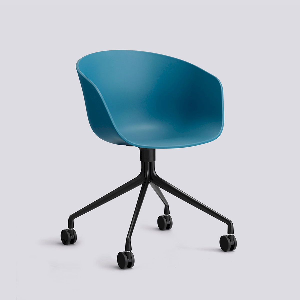 Chaise de bureau About A Chair AAC 24 de Hee Welling - Hay-Polypropylène recyclé Azure blue, aluminium thermolaqué noir, piètement pivotant 4 branches à roulettes-The Woods Gallery