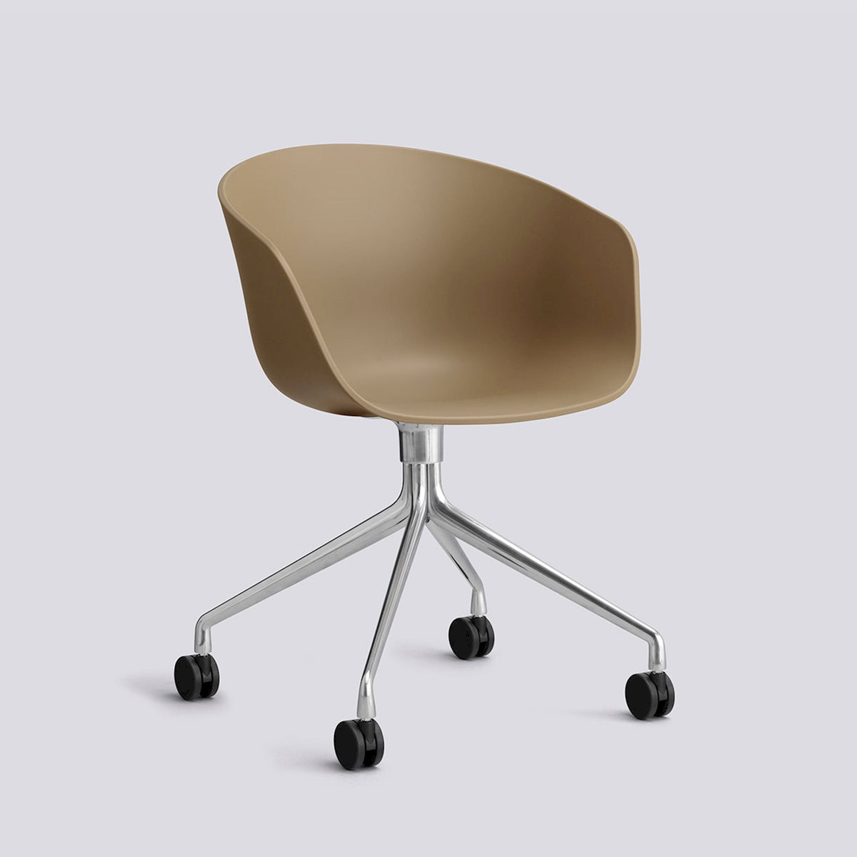 Chaise de bureau About A Chair AAC 24 de Hee Welling - Hay-Polypropylène recyclé Clay, aluminium poli, piètement pivotant 4 branches à roulettes-The Woods Gallery