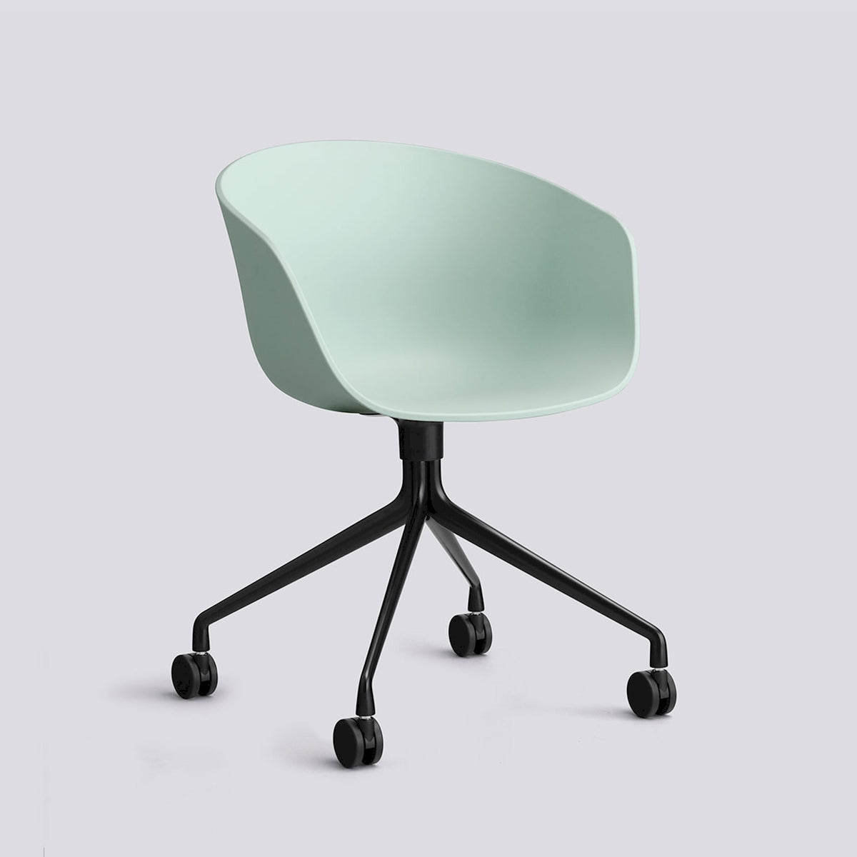 Chaise de bureau About A Chair AAC 24 de Hee Welling - Hay-Polypropylène recyclé Dusty mint, aluminium thermolaqué noir, piètement pivotant 4 branches à roulettes-The Woods Gallery