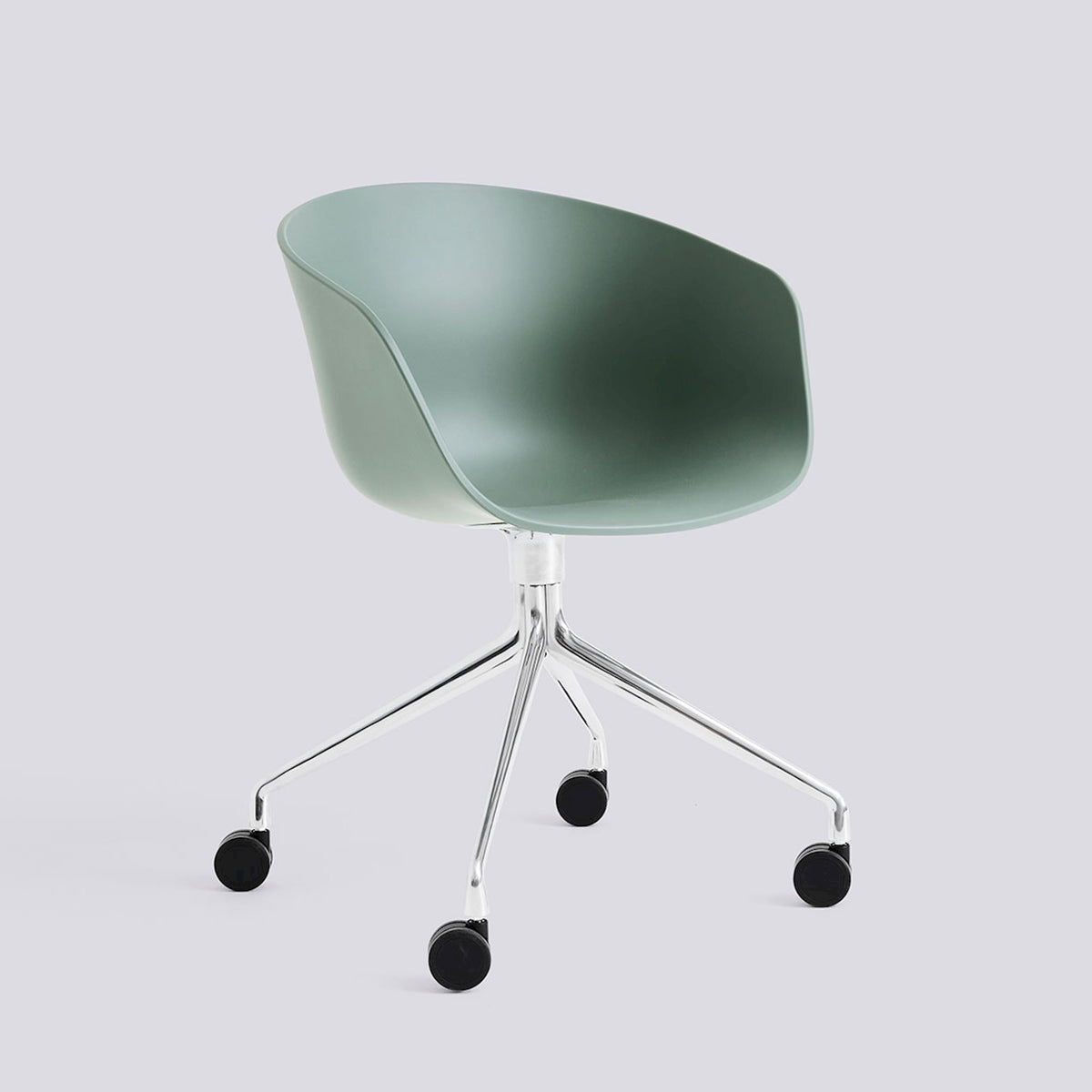 Chaise de bureau About A Chair AAC 24 de Hee Welling - Hay-Polypropylène recyclé Fall green, aluminium poli, piètement pivotant 4 branches à roulettes-The Woods Gallery