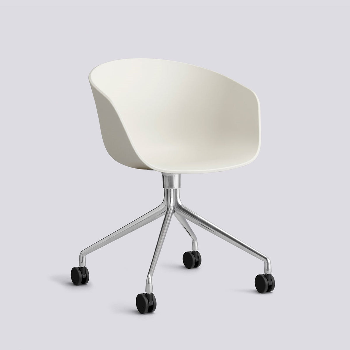 Chaise de bureau About A Chair AAC 24 de Hee Welling - Hay-Polypropylène recyclé Melange cream, aluminium poli, piètement pivotant 4 branches à roulettes-The Woods Gallery