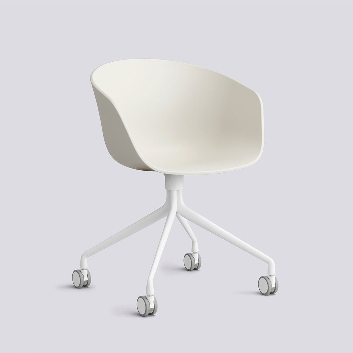 Chaise de bureau About A Chair AAC 24 de Hee Welling - Hay-Polypropylène recyclé Melange cream, aluminium thermolaqué blanc, piètement pivotant 4 branches à roulettes-The Woods Gallery