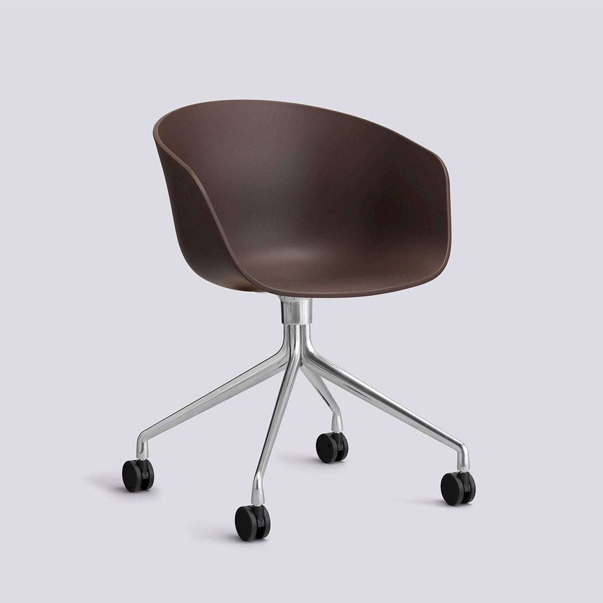 Chaise de bureau About A Chair AAC 24 de Hee Welling - Hay-Polypropylène recyclé Raisin, aluminium poli, piètement pivotant 4 branches à roulettes-The Woods Gallery