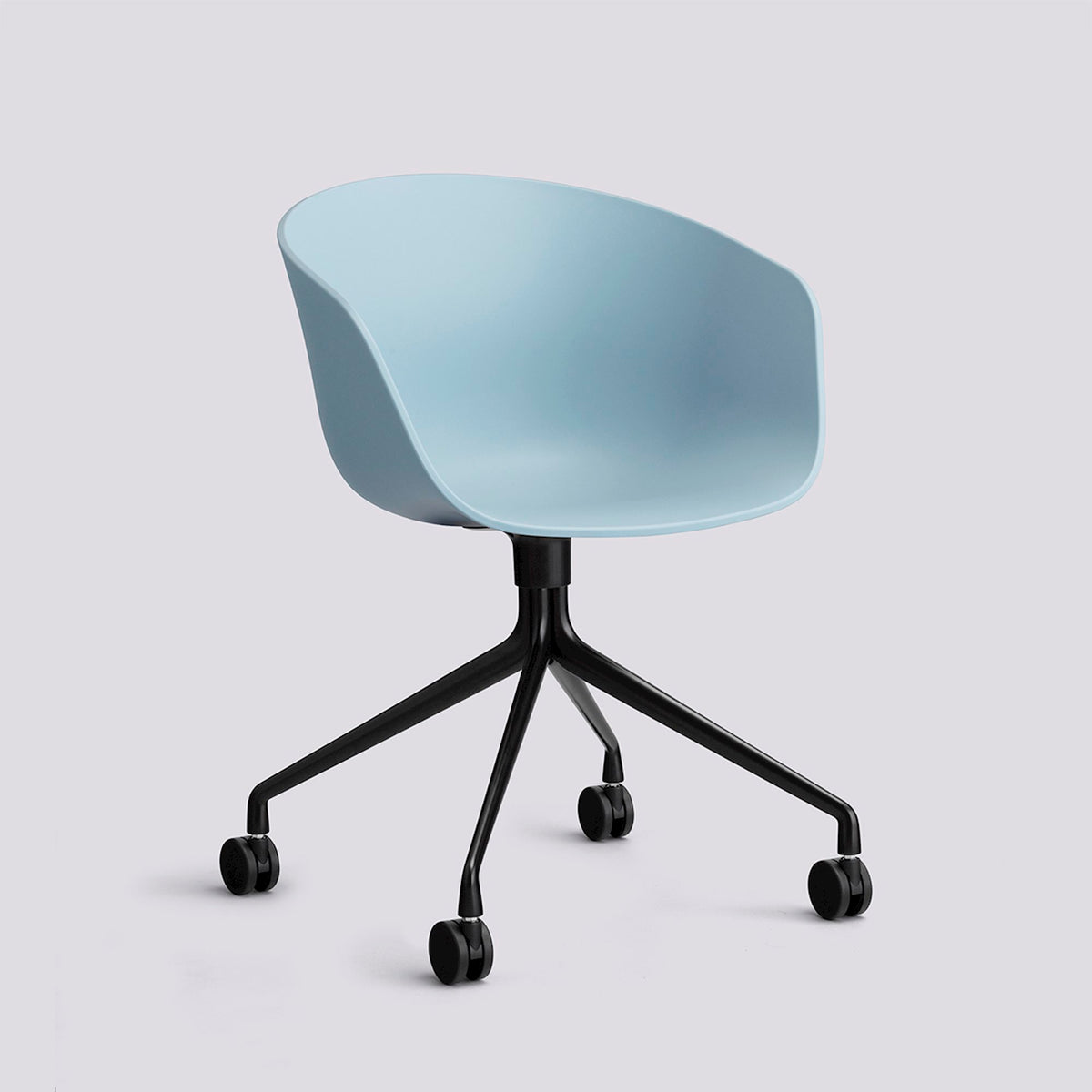 Chaise de bureau About A Chair AAC 24 de Hee Welling - Hay-Polypropylène recyclé Slate blue, aluminium thermolaqué noir, piètement pivotant 4 branches à roulettes-The Woods Gallery