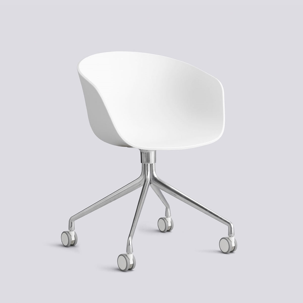 Chaise de bureau About A Chair AAC 24 de Hee Welling - Hay-Polypropylène recyclé blanc, aluminium poli, piètement pivotant 4 branches à roulettes-The Woods Gallery