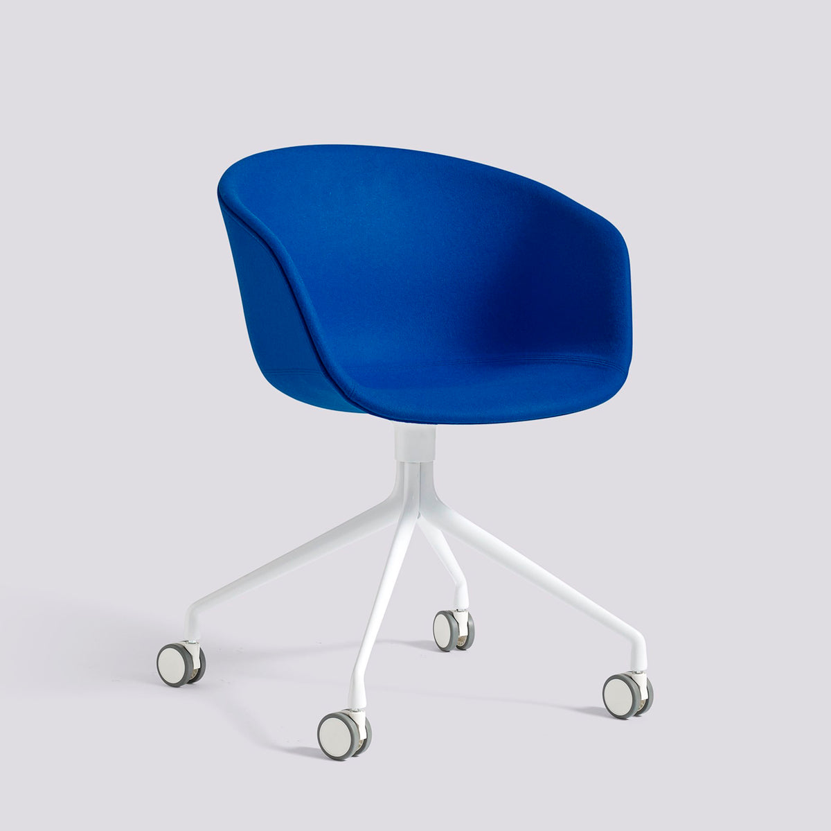 Chaise de bureau About A Chair AAC 25 de Hee Welling - Hay-Garnissage intégral Divina 756, aluminium thermolaqué blanc, piètement pivotant 4 branches à roulettes-The Woods Gallery