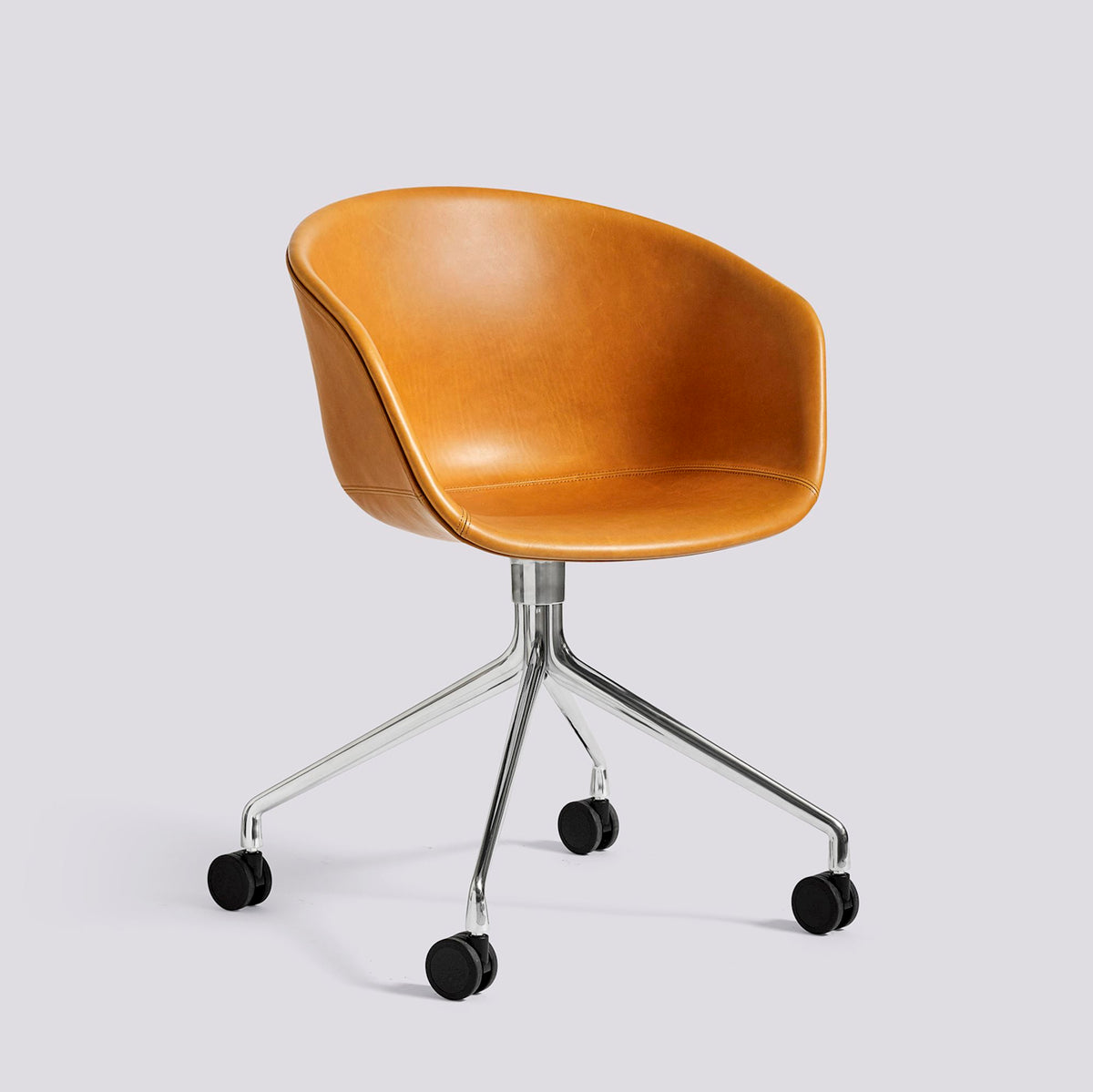 Chaise de bureau About A Chair AAC 25 de Hee Welling - Hay-Garnissage intégral Sense Cognac, aluminium poli, piètement pivotant 4 branches à roulettes-The Woods Gallery