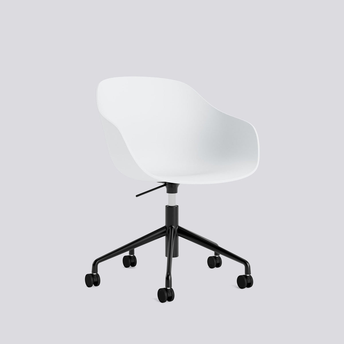 Chaise de bureau About A Chair AAC 252 de Hee Welling - Hay-Polypropylène recyclé blanc, aluminium thermolaqué noir, piètement pivotant 5 branches à roulettes et vérin-The Woods Gallery