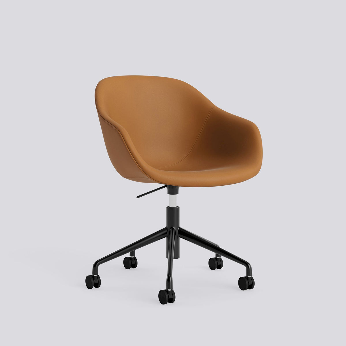 Chaise de bureau About A Chair AAC 253 de Hee Welling - Hay-Garnissage intégral Sense Cognac, aluminium thermolaqué noir, piètement pivotant 5 branches à roulettes et vérin-The Woods Gallery