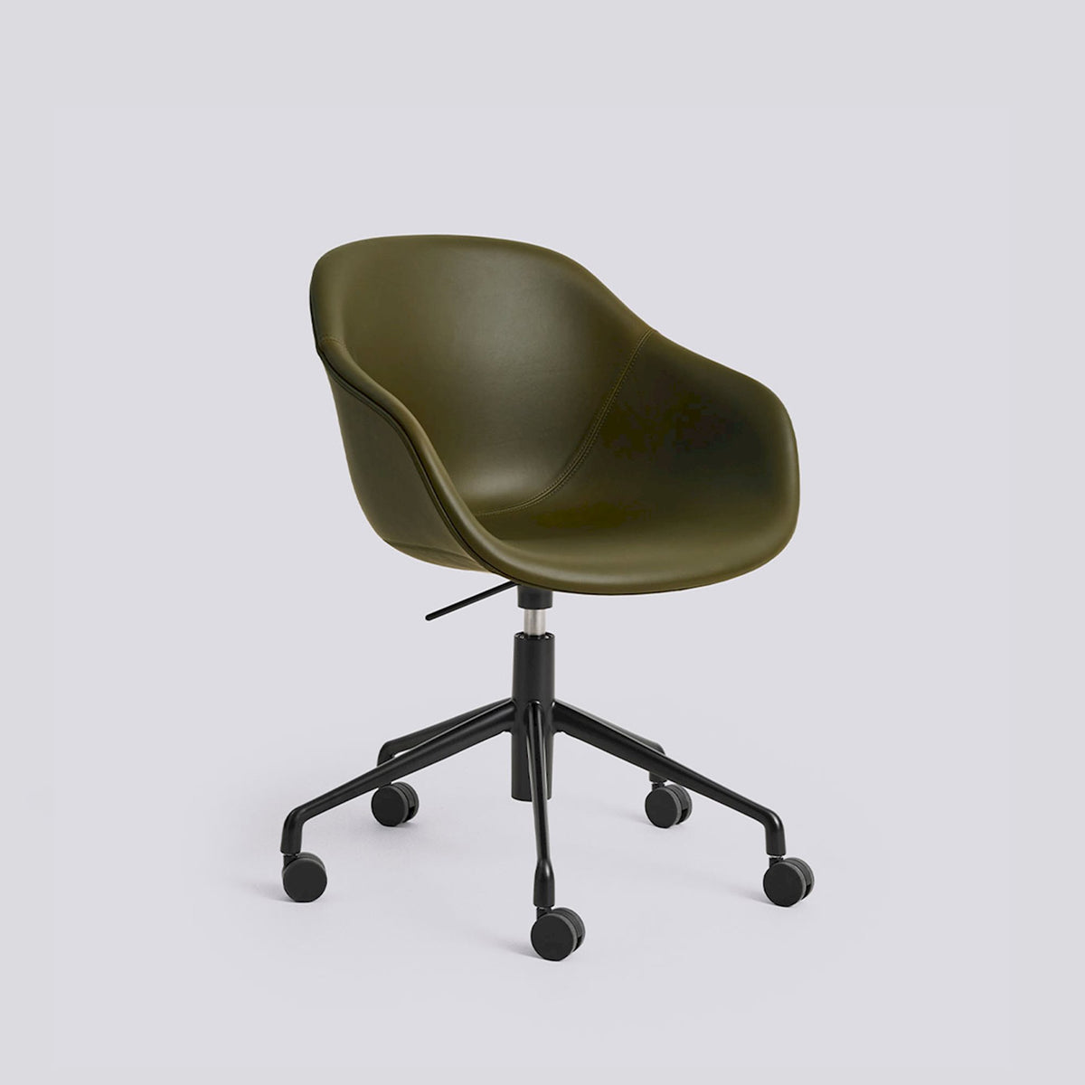 Chaise de bureau About A Chair AAC 253 de Hee Welling - Hay-Garnissage intégral Sense Forest, aluminium thermolaqué noir, piètement pivotant 5 branches à roulettes et vérin-The Woods Gallery