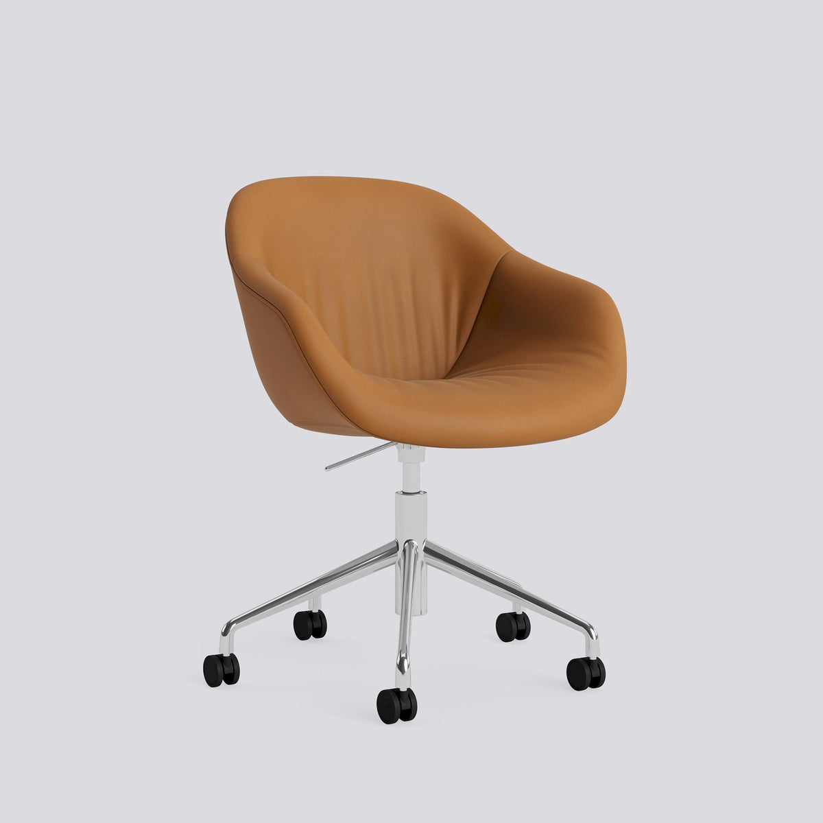 Chaise de bureau About A Chair AAC 253 de Hee Welling - Hay-Garnissage intégral matelassé Sense Cognac, aluminium poli, piètement pivotant 5 branches à roulettes et vérin-The Woods Gallery
