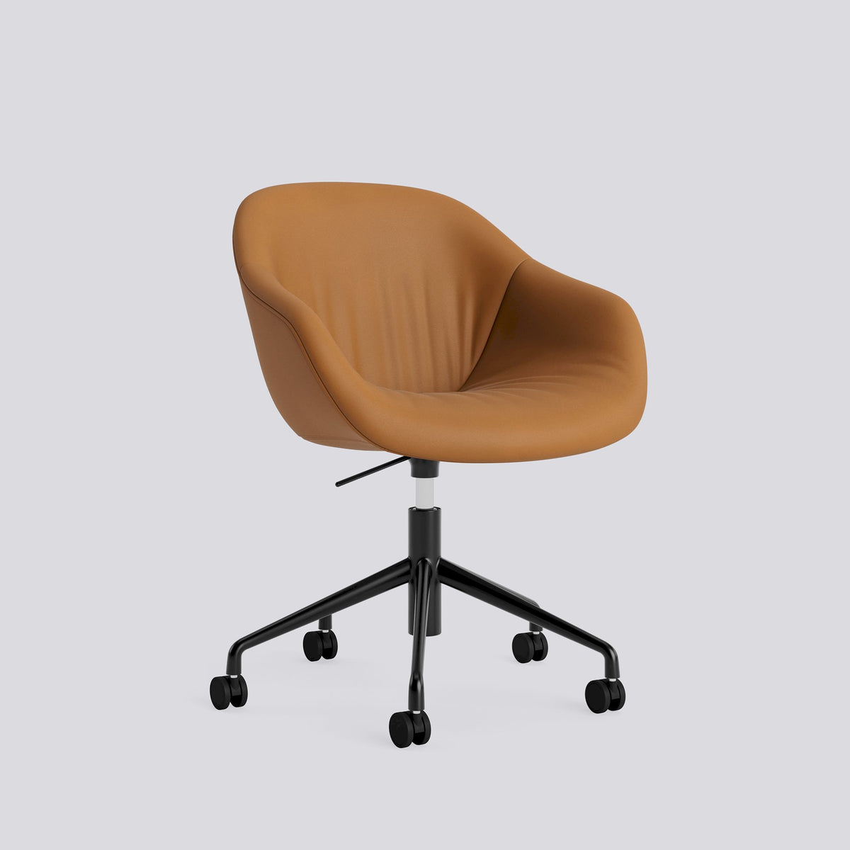 Chaise de bureau About A Chair AAC 253 de Hee Welling - Hay-Garnissage intégral matelassé Sense Cognac, aluminium thermolaqué noir, piètement pivotant 5 branches à roulettes et vérin-The Woods Gallery
