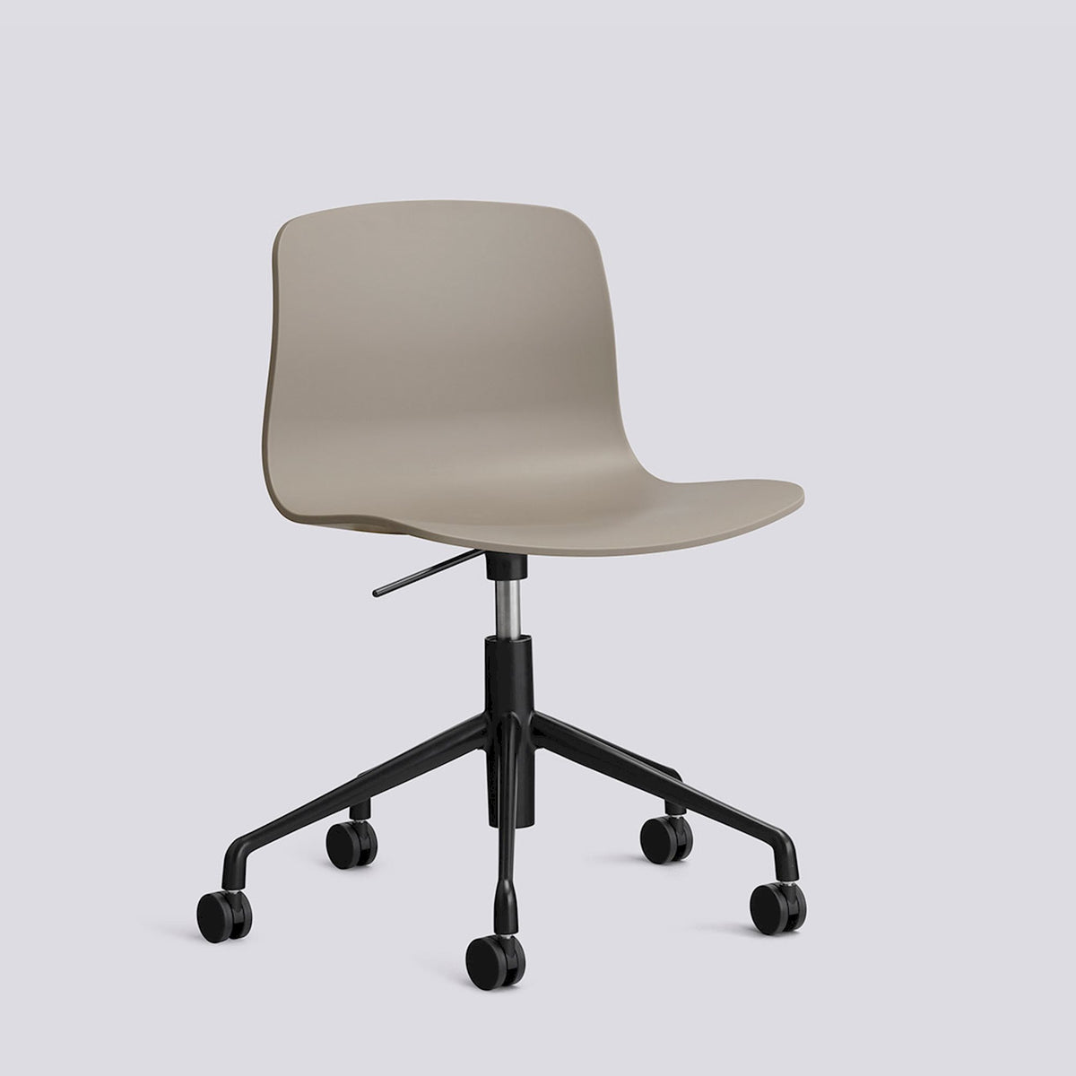 Chaise de bureau About A Chair AAC 50 de Hee Welling - Hay-Polypropylène recyclé Khaki, aluminium thermolaqué noir, piètement pivotant 5 branches à roulettes et vérin-The Woods Gallery