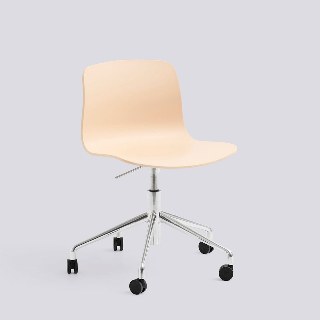 Chaise de bureau About A Chair AAC 50 de Hee Welling - Hay-Polypropylène recyclé Pale peach, aluminium poli, piètement pivotant 5 branches à roulettes et vérin-The Woods Gallery