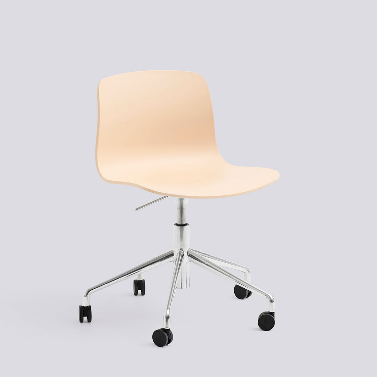 Chaise de bureau About A Chair AAC 50 de Hee Welling - Hay-Polypropylène recyclé Pale peach, aluminium poli, piètement pivotant 5 branches à roulettes et vérin-The Woods Gallery