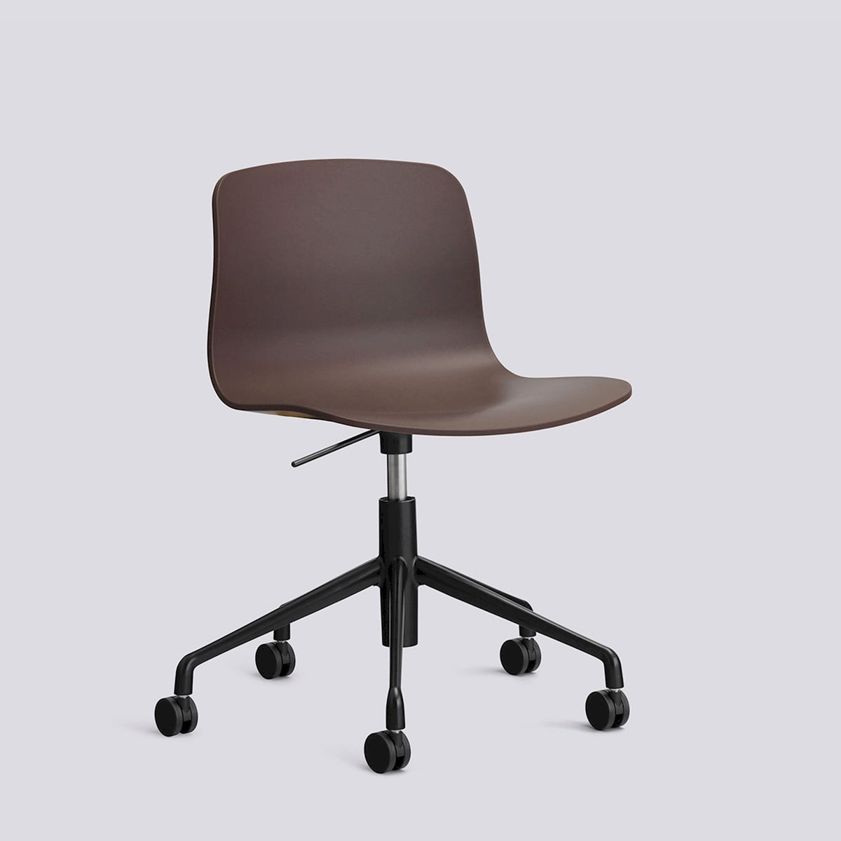 Chaise de bureau About A Chair AAC 50 de Hee Welling - Hay-Polypropylène recyclé Raisin, aluminium thermolaqué noir, piètement pivotant 5 branches à roulettes et vérin-The Woods Gallery
