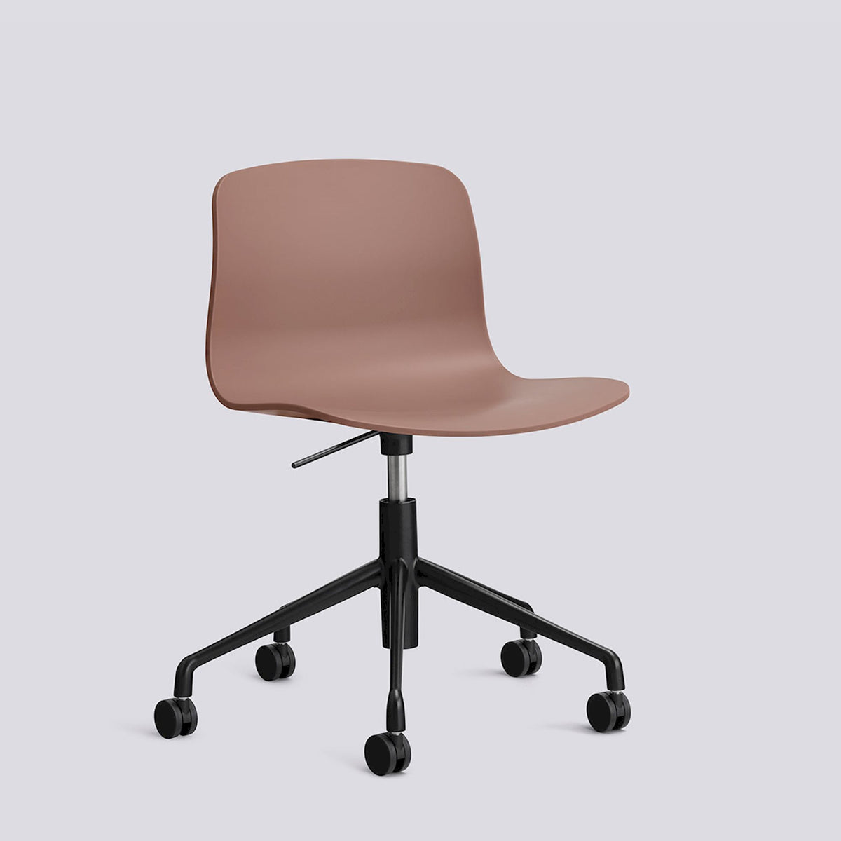 Chaise de bureau About A Chair AAC 50 de Hee Welling - Hay-Polypropylène recyclé Soft brick, aluminium thermolaqué noir, piètement pivotant 5 branches à roulettes et vérin-The Woods Gallery