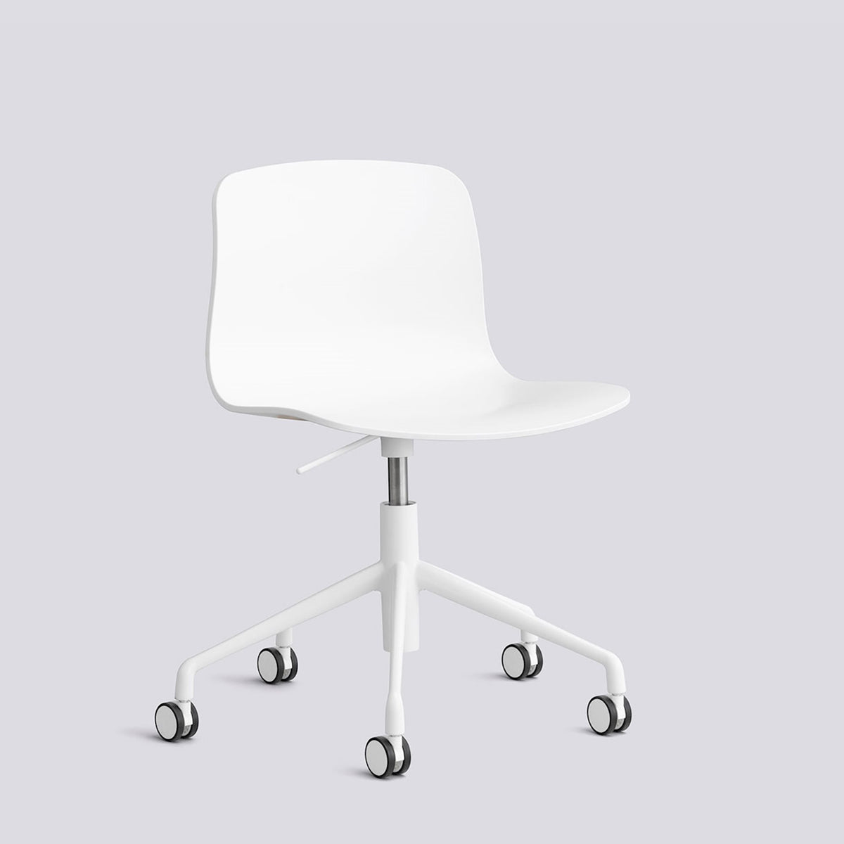 Chaise de bureau About A Chair AAC 50 de Hee Welling - Hay-Polypropylène recyclé blanc, aluminium thermolaqué blanc, piètement pivotant 5 branches à roulettes et vérin-The Woods Gallery