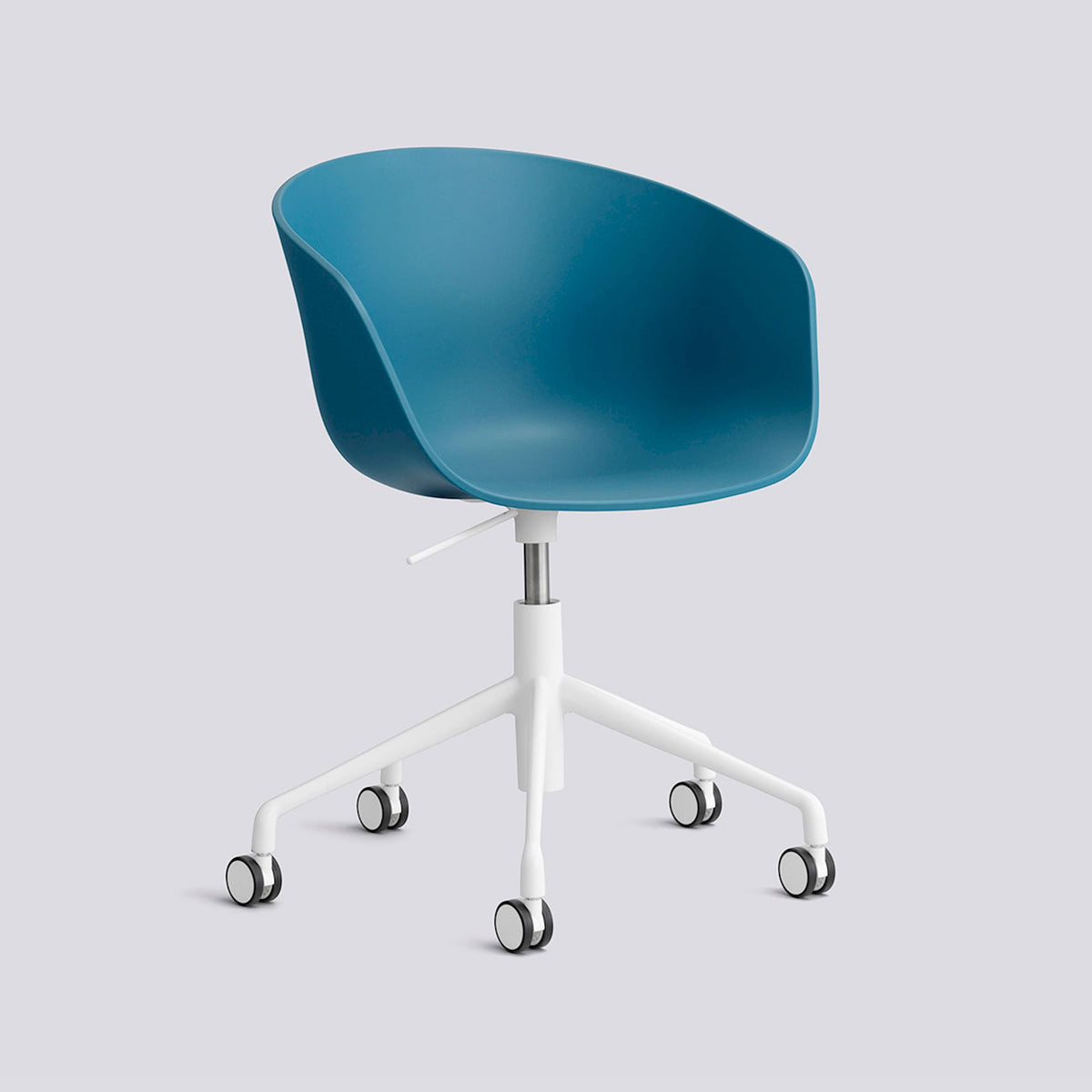 Chaise de bureau About A Chair AAC 52 de Hee Welling - Hay-Polypropylène recyclé Azure blue, aluminium thermolaqué blanc, piètement pivotant 5 branches à roulettes et vérin-The Woods Gallery