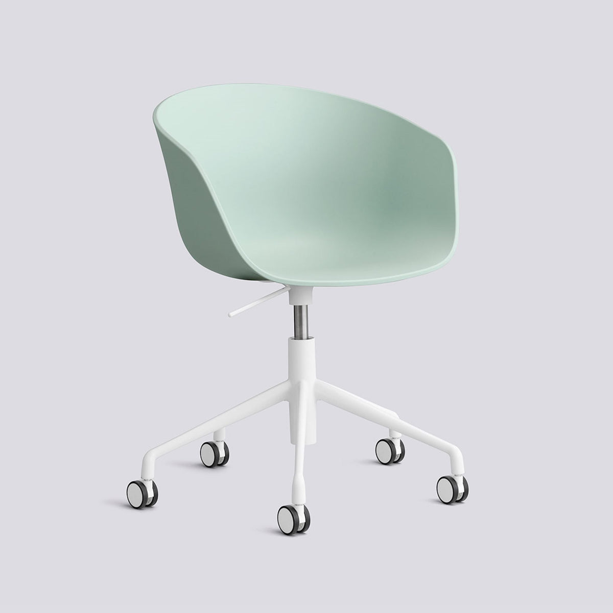 Chaise de bureau About A Chair AAC 52 de Hee Welling - Hay-Polypropylène recyclé Dusty mint, aluminium thermolaqué blanc, piètement pivotant 5 branches à roulettes et vérin-The Woods Gallery