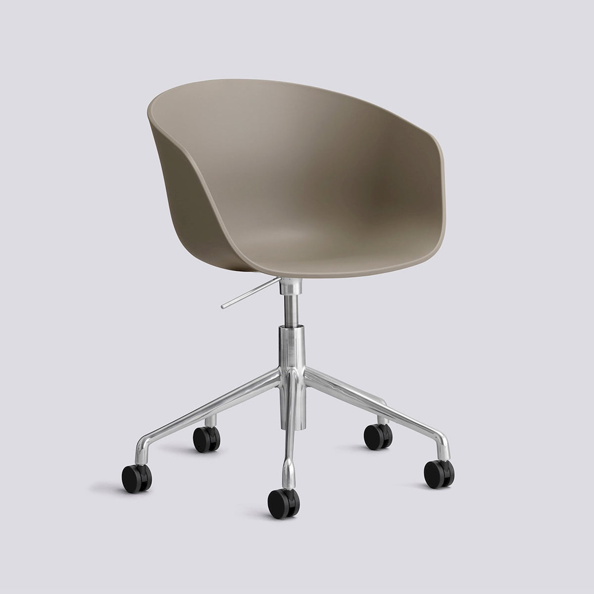 Chaise de bureau About A Chair AAC 52 de Hee Welling - Hay-Polypropylène recyclé Khaki, aluminium poli, piètement pivotant 5 branches à roulettes et vérin-The Woods Gallery