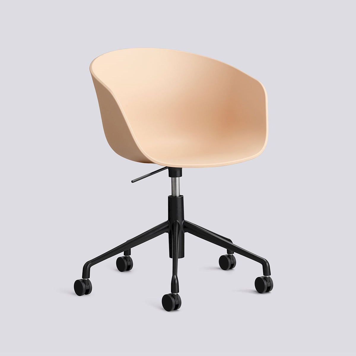 Chaise de bureau About A Chair AAC 52 de Hee Welling - Hay-Polypropylène recyclé Pale peach, aluminium thermolaqué noir, piètement pivotant 5 branches à roulettes et vérin-The Woods Gallery