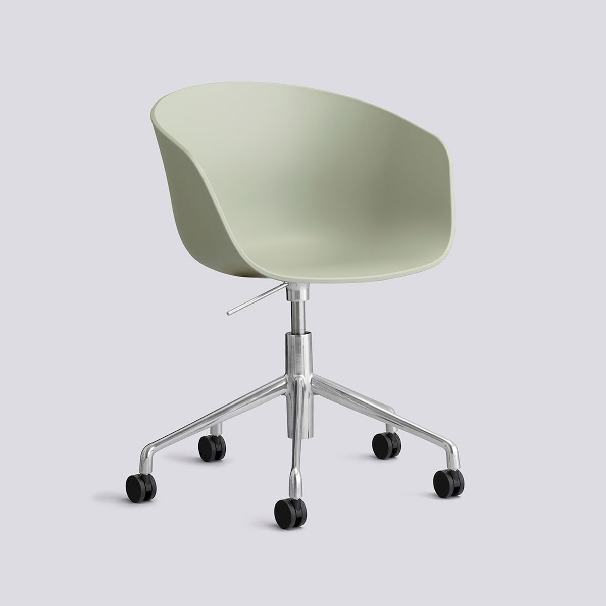Chaise de bureau About A Chair AAC 52 de Hee Welling - Hay-Polypropylène recyclé Pastel green, aluminium poli, piètement pivotant 5 branches à roulettes et vérin-The Woods Gallery