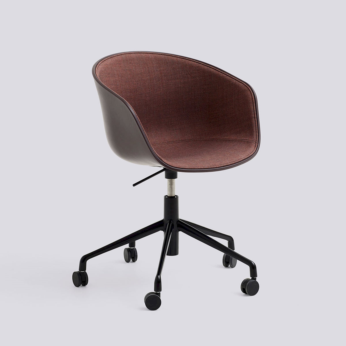 Chaise de bureau About A Chair AAC 52 de Hee Welling - Hay-Polypropylène recyclé Raisin, garnissage frontal, aluminium thermolaqué noir, piètement pivotant 5 branches à roulettes et vérin-The Woods Gallery