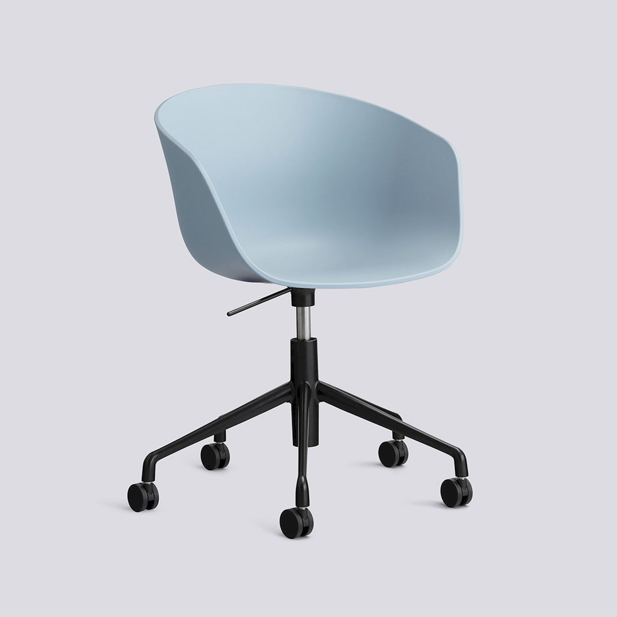 Chaise de bureau About A Chair AAC 52 de Hee Welling - Hay-Polypropylène recyclé Slate blue, aluminium thermolaqué noir, piètement pivotant 5 branches à roulettes et vérin-The Woods Gallery