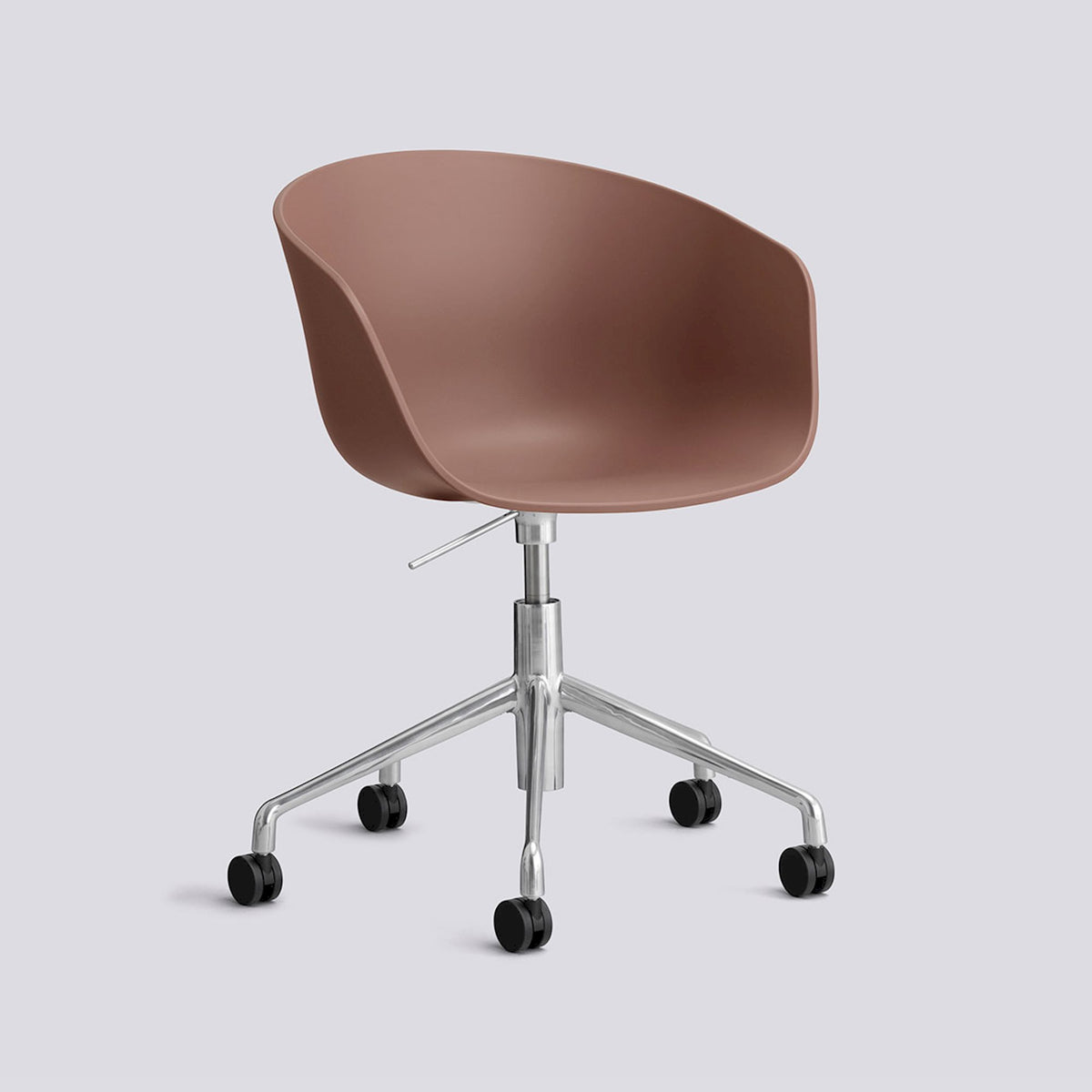 Chaise de bureau About A Chair AAC 52 de Hee Welling - Hay-Polypropylène recyclé Soft brick, aluminium poli, piètement pivotant 5 branches à roulettes et vérin-The Woods Gallery