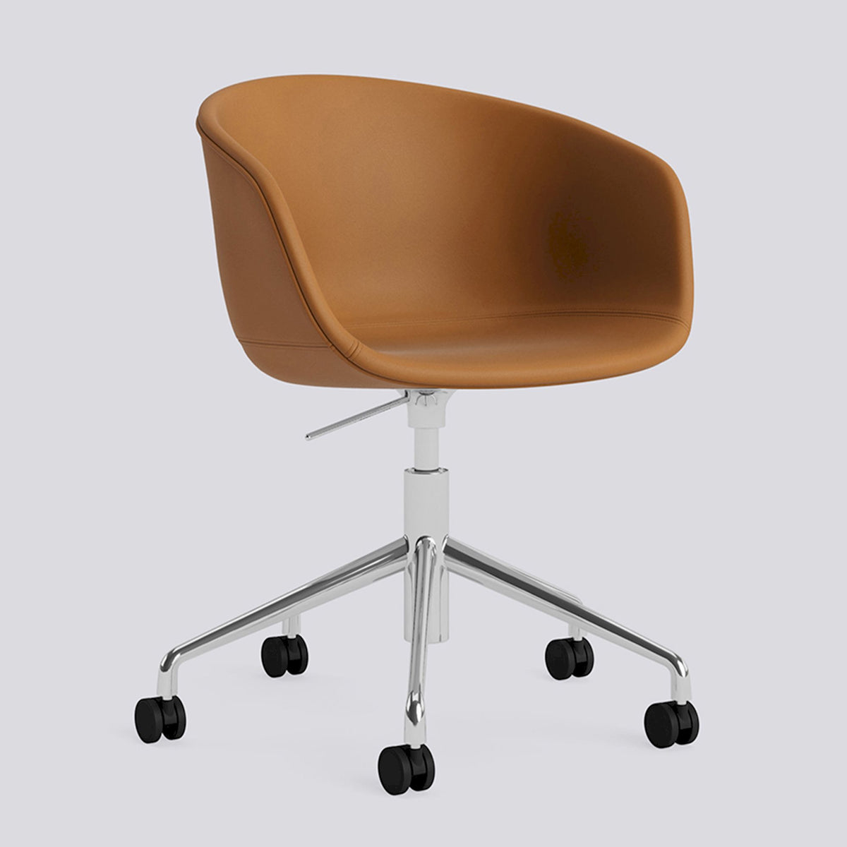 Chaise de bureau About A Chair AAC 53 de Hee Welling - Hay-Garnissage intégral Sense Cognac, aluminium poli, piètement pivotant 5 branches à roulettes et vérin-The Woods Gallery