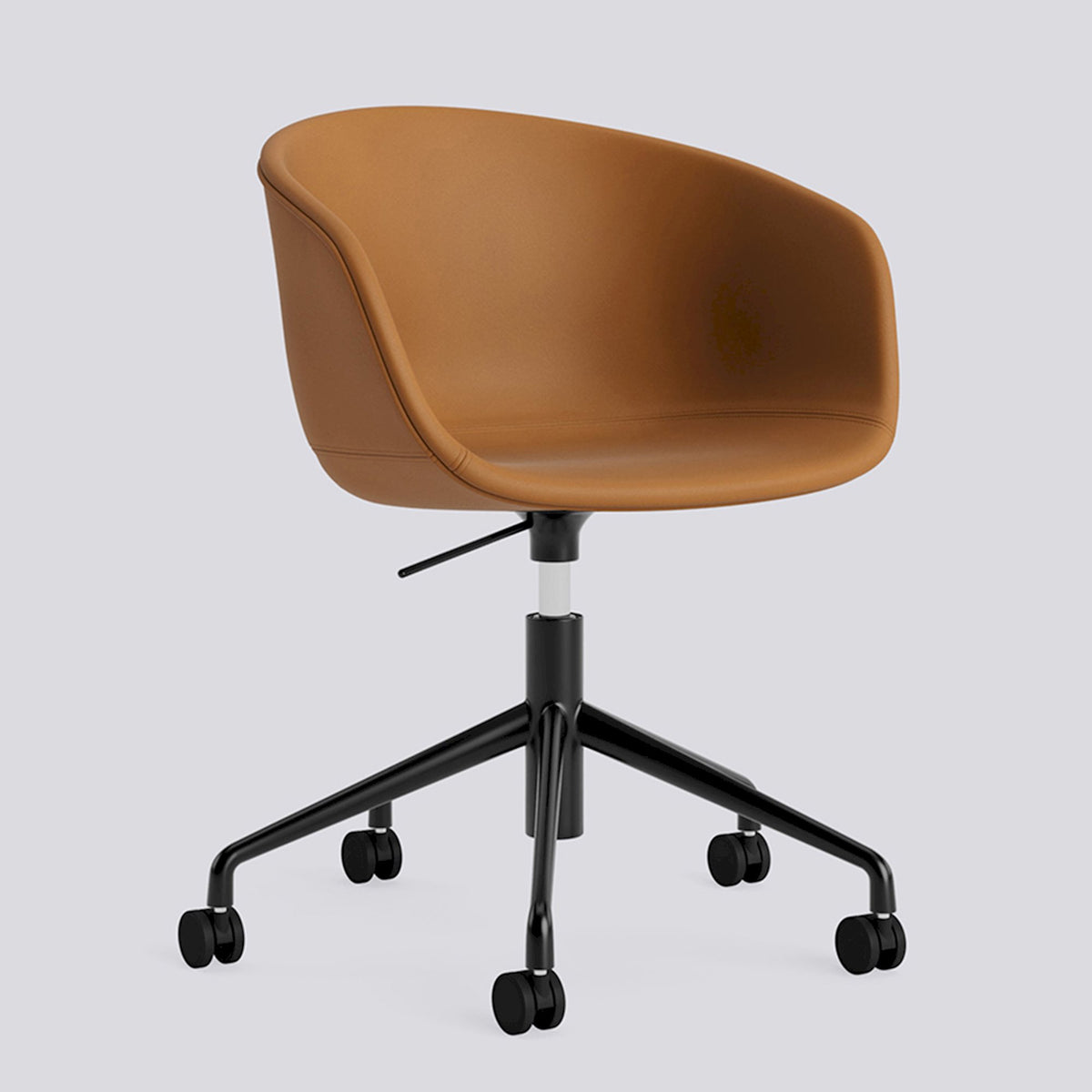 Chaise de bureau About A Chair AAC 53 de Hee Welling - Hay-Garnissage intégral Sense Cognac, aluminium thermolaqué noir, piètement pivotant 5 branches à roulettes et vérin-The Woods Gallery